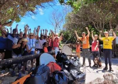 Ramassage de déchets sur une île